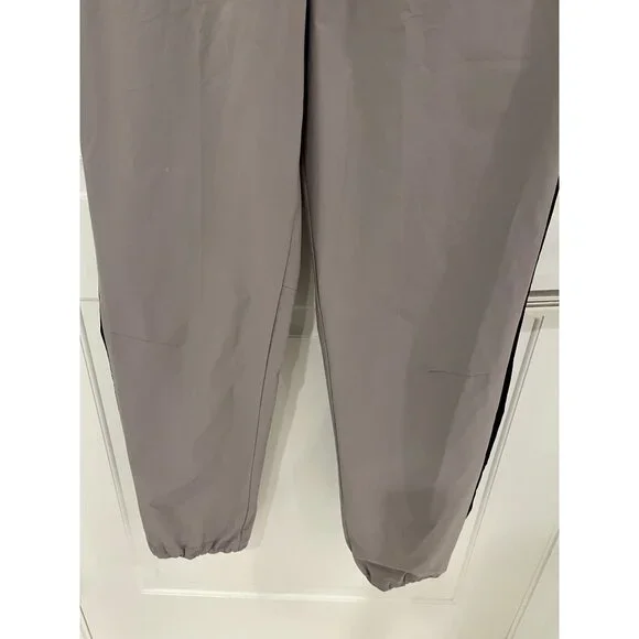 NWOT On Running Women's Run On Clouds Track Pant MEDIUM Zinc & Black